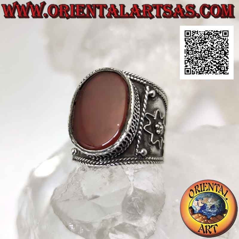 Anello in argento a fascia larga con corniola ovale grande e decorazione etnica a filigrana fatta a mano