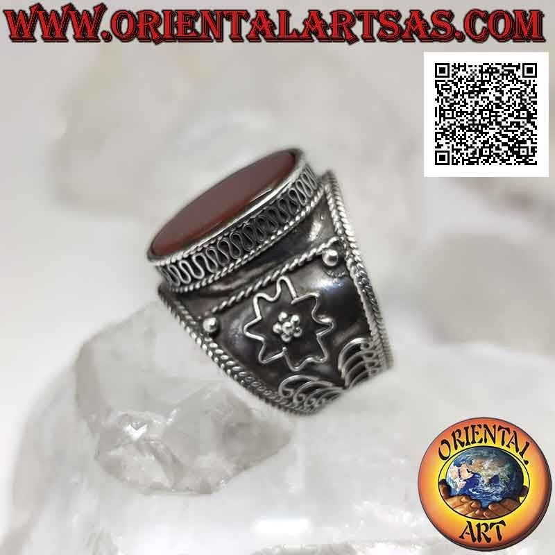 Bague en argent à large bande avec une grande cornaline ovale et une décoration en filigrane ethnique faite à la main