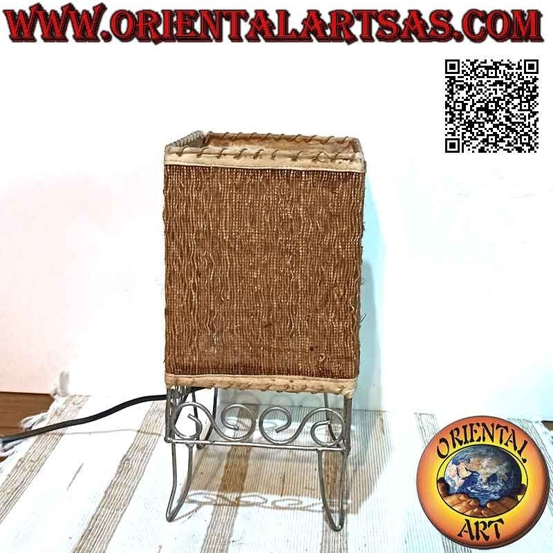 Lampe de table ethnique, "parallélépipède au pied grec" à base carrée en racine de santal de 30 cm