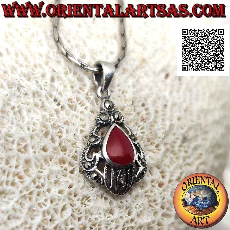Ciondolo in argento con corniola a goccia contornata da decorazione traforata tempestata di marcassite