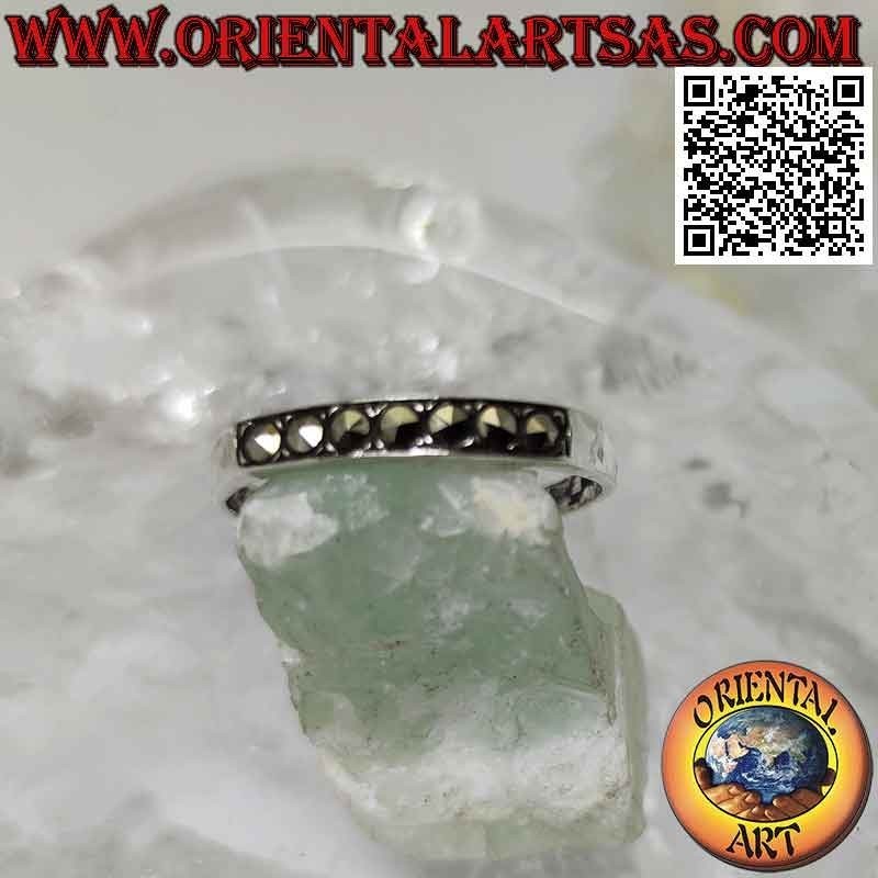Bague en argent avec une rangée de marcassites sur un côté