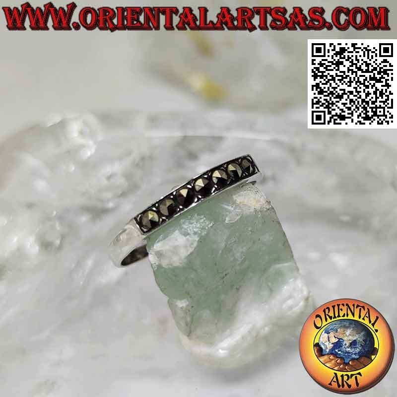 Bague en argent avec une rangée de marcassites sur un côté