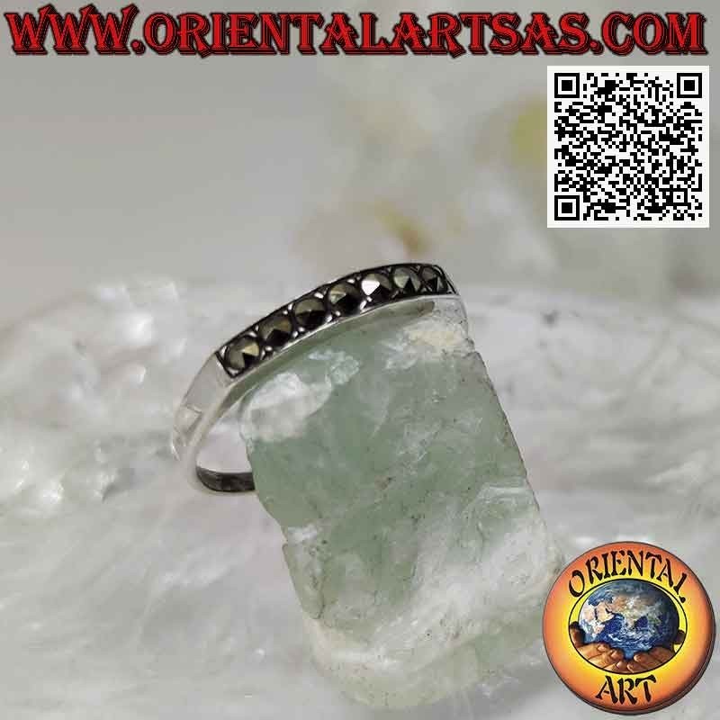 Anillo de plata con fila de marcasitas en un lado