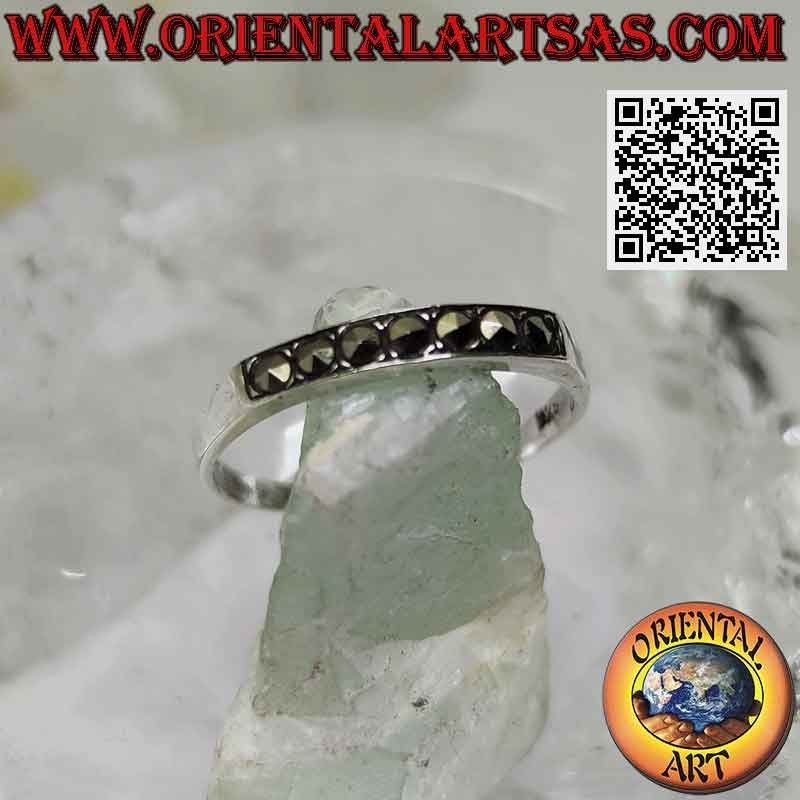 Anillo de plata con fila de marcasitas en un lado