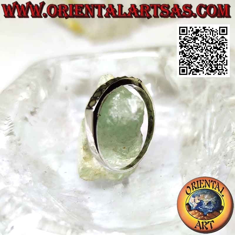 Anello in argento fedina con una fila di marcassite su una parte