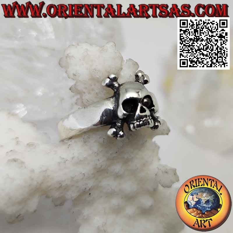 Bague en argent avec tête de mort sur les deux os fémoraux croisés