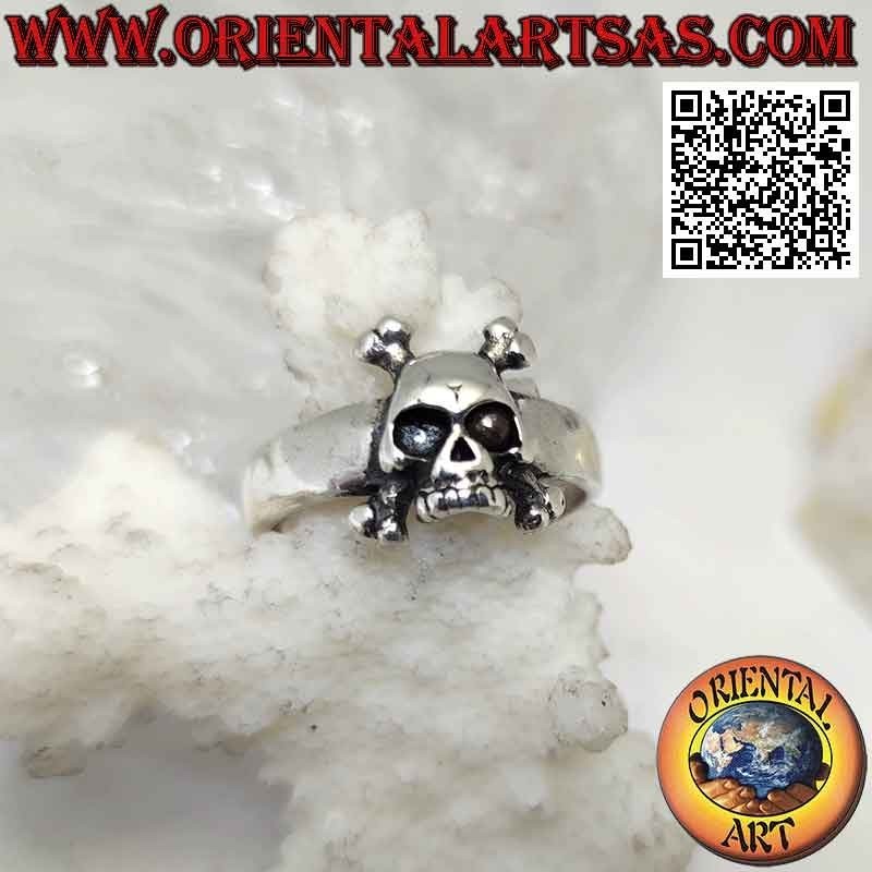 Anillo de plata con calavera en los dos huesos femorales cruzados