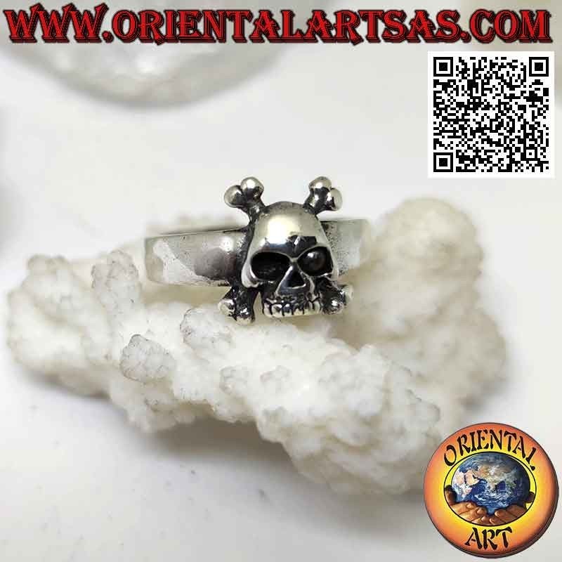 Anello in argento con teschio sulle due ossa femorali incrociate