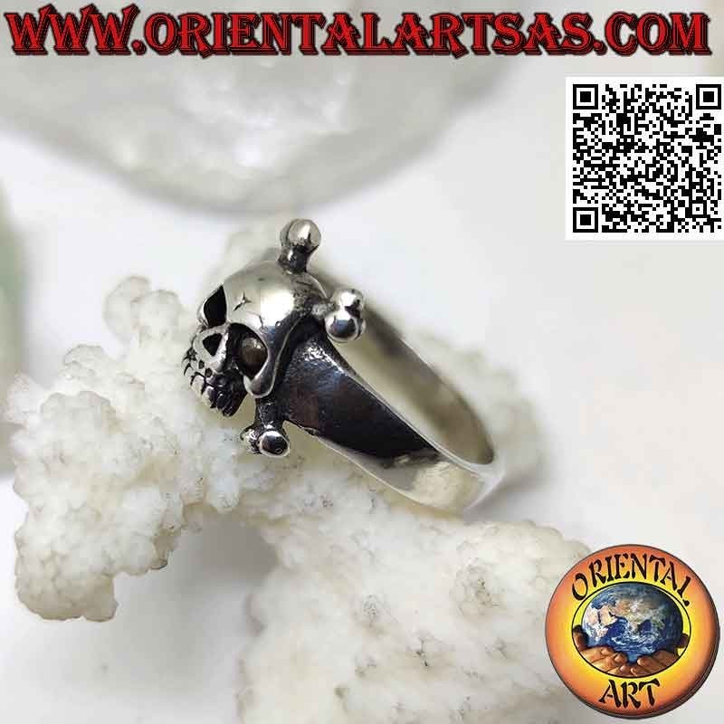 Bague en argent avec tête de mort sur les deux os fémoraux croisés