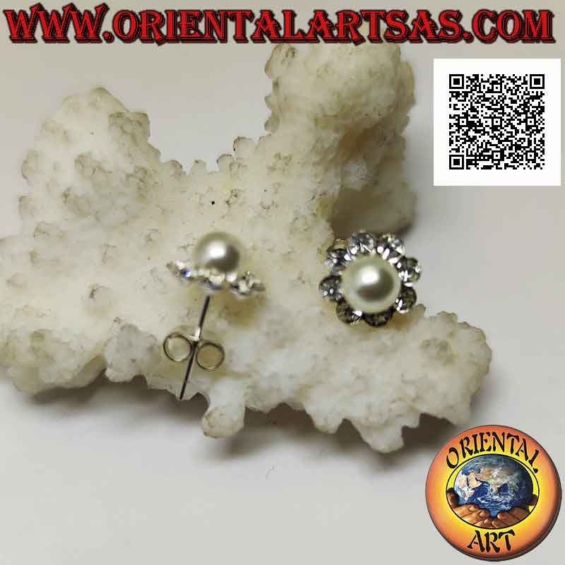 Boucles d'oreilles en argent de lobe à fleur avec une perle centrale entourée de zircons blancs