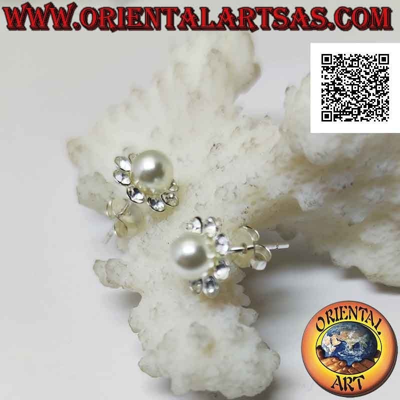 Boucles d'oreilles en argent de lobe à fleur avec une perle centrale entourée de zircons blancs