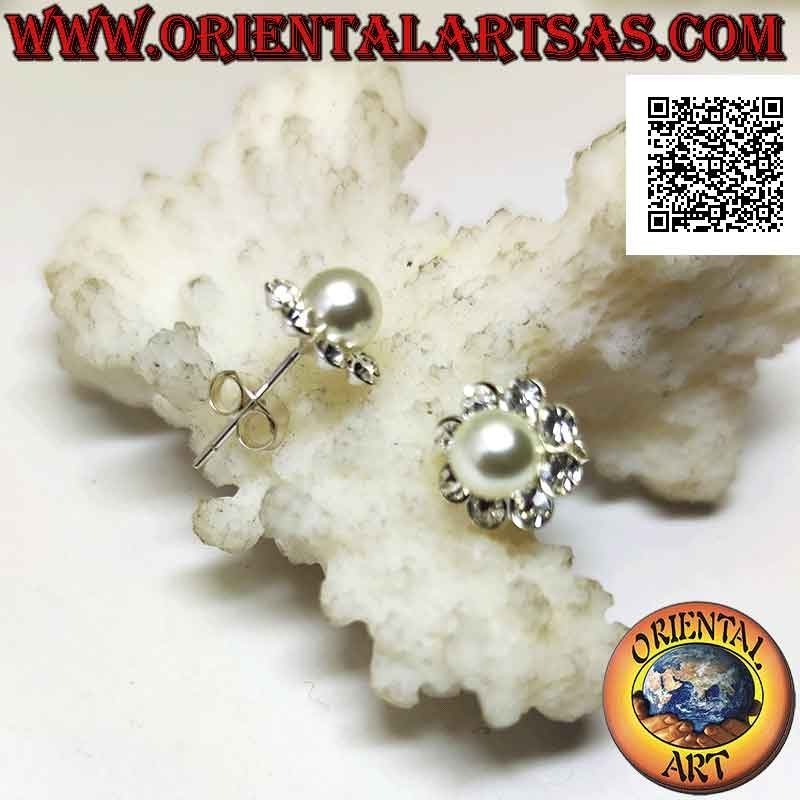 Boucles d'oreilles en argent de lobe à fleur avec une perle centrale entourée de zircons blancs