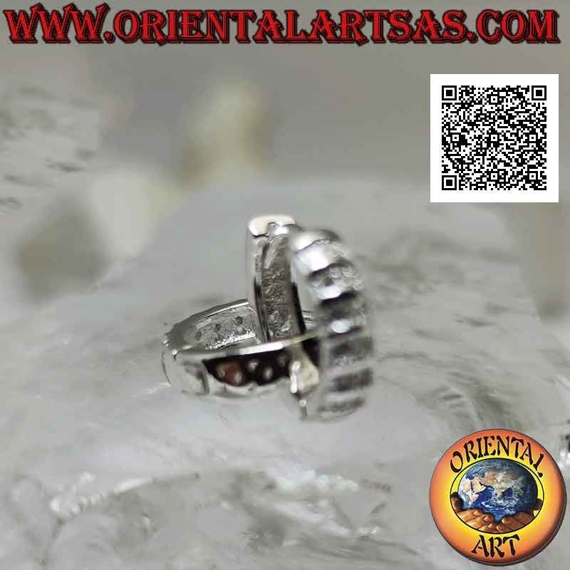 Orecchini in argento, cerchi lisci con doppia fila di zirconi bianchi su un lato da 14 x 3 x 2 mm (scatto)