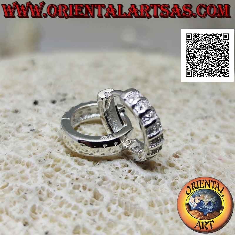 Boucles d'oreilles en argent, cercles lisses avec double rangée de zircons blancs sur un côté de 14 x 3 x 2 mm (clic)