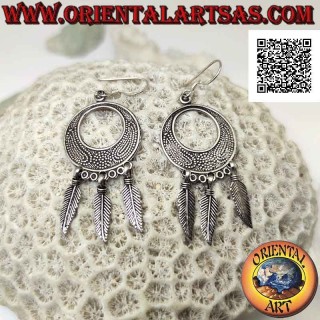 Boucles d'oreilles à levier en argent avec un beignet gravé en bas-relief et trois plumes pendantes