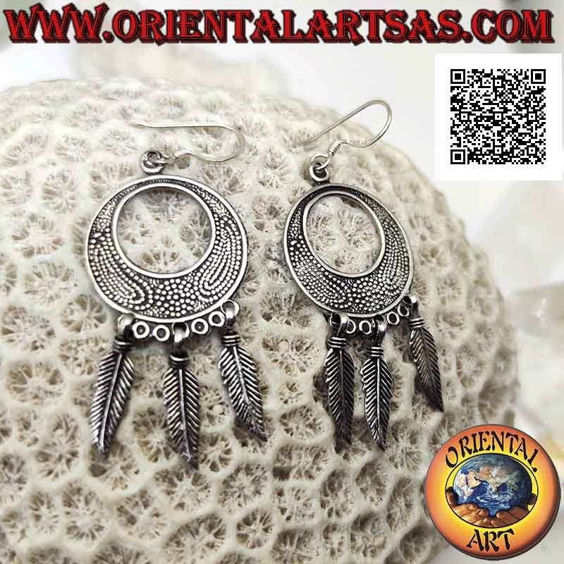 Silver leverback earrings with a donut engraved in bas-relief and three hanging feathers