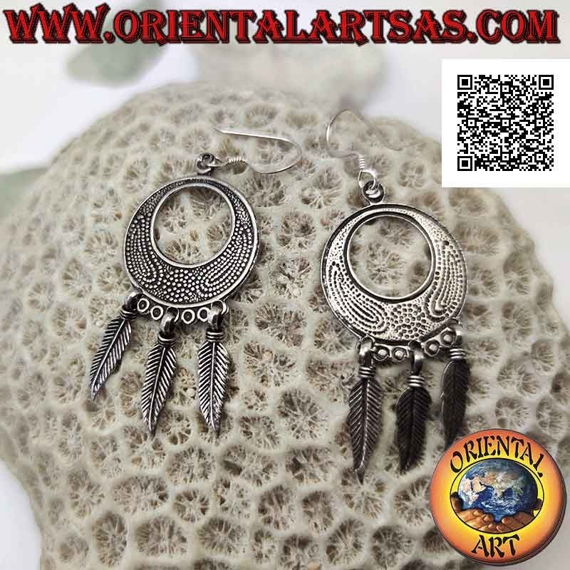 Boucles d'oreilles à levier en argent avec un beignet gravé en bas-relief et trois plumes pendantes