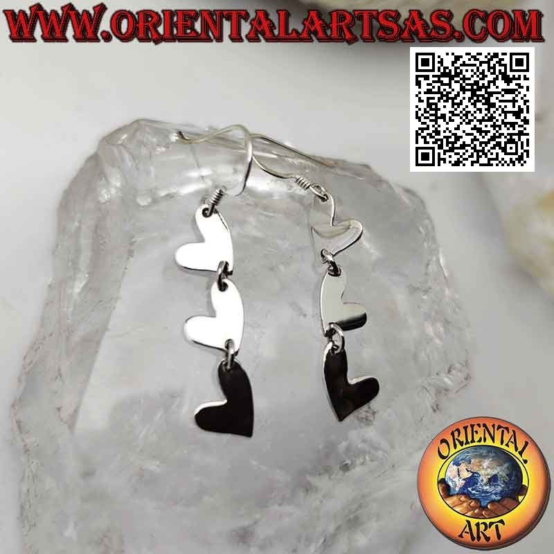 Pendientes de plata con cierre de palanca con trío de corazones planos colgantes lisos