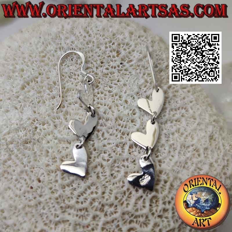 Pendientes de plata con cierre de palanca con trío de corazones planos colgantes lisos
