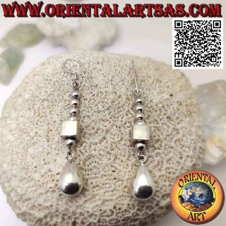 Boucles d'oreilles en argent avec une rangée de boules, un cube et une grosse goutte lisse