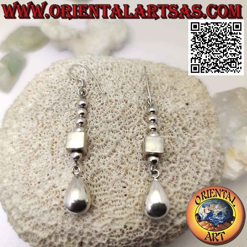 Boucles d'oreilles en argent avec une rangée de boules, un cube et une grosse goutte lisse