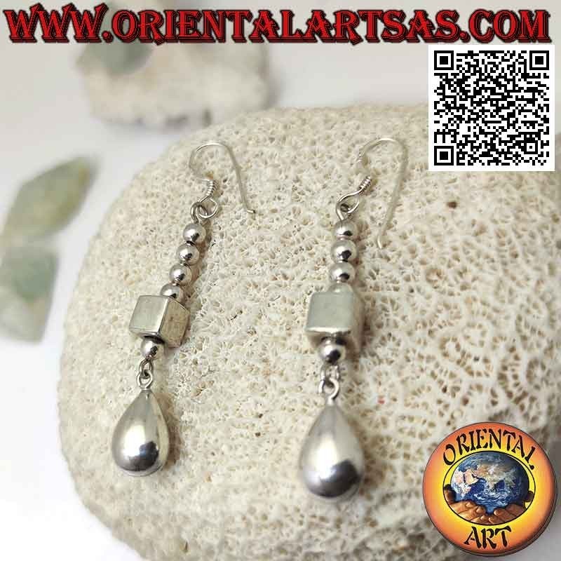 Boucles d'oreilles en argent avec une rangée de boules, un cube et une grosse goutte lisse