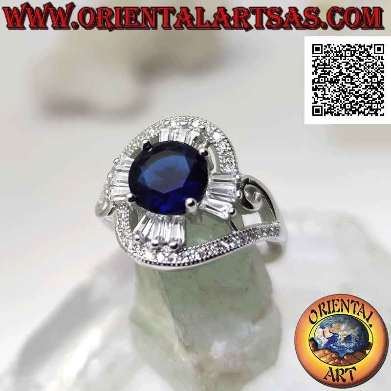 Anillo de plata con zafiro sintético redondo engastado en una cruz de circonitas blancas talla baguette