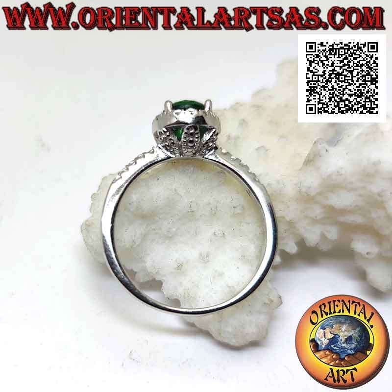 Bague en argent avec émeraude synthétique ronde sertie entourée de zircons blancs et sur les côtés