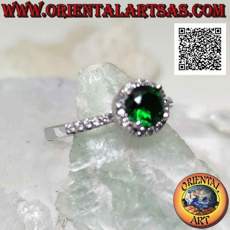 Anello in argento con smeraldo di sintesi tondo incastonato contornato da zirconi bianchi e sui lati