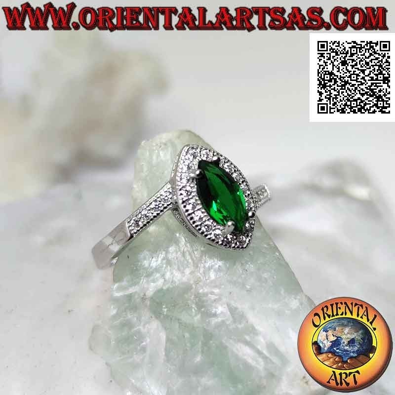 Bague en argent avec émeraude navette synthétique sertie entourée de zircons blancs et sur les côtés