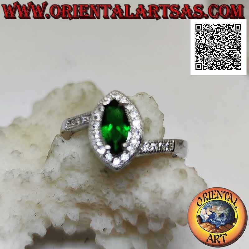 Anillo de plata con esmeralda sintética lanzadera incrustada y circonitas blancas (engaste asimétrico)