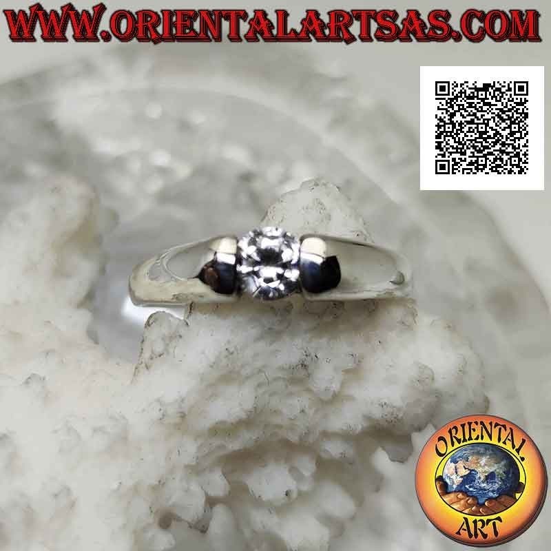 Anello in argento solitario liscio con zircone bianco tondo incastonato nella giunzione della fedina
