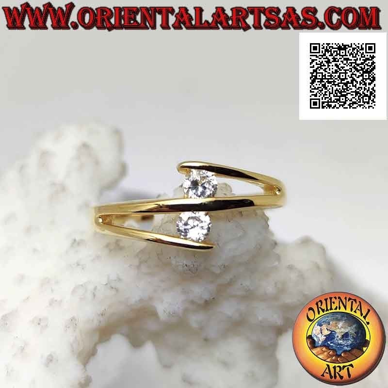 Anillo de plata con baño de oro "engaste contrarié" con dos circonitas redondas talla brillante