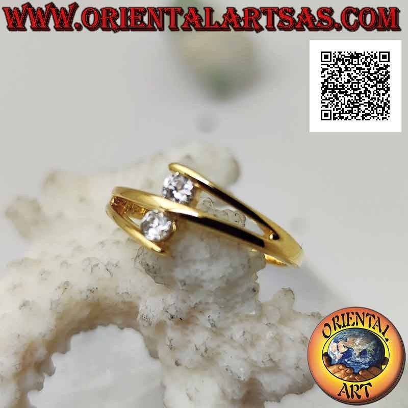 Anillo de plata con baño de oro "engaste contrarié" con dos circonitas redondas talla brillante