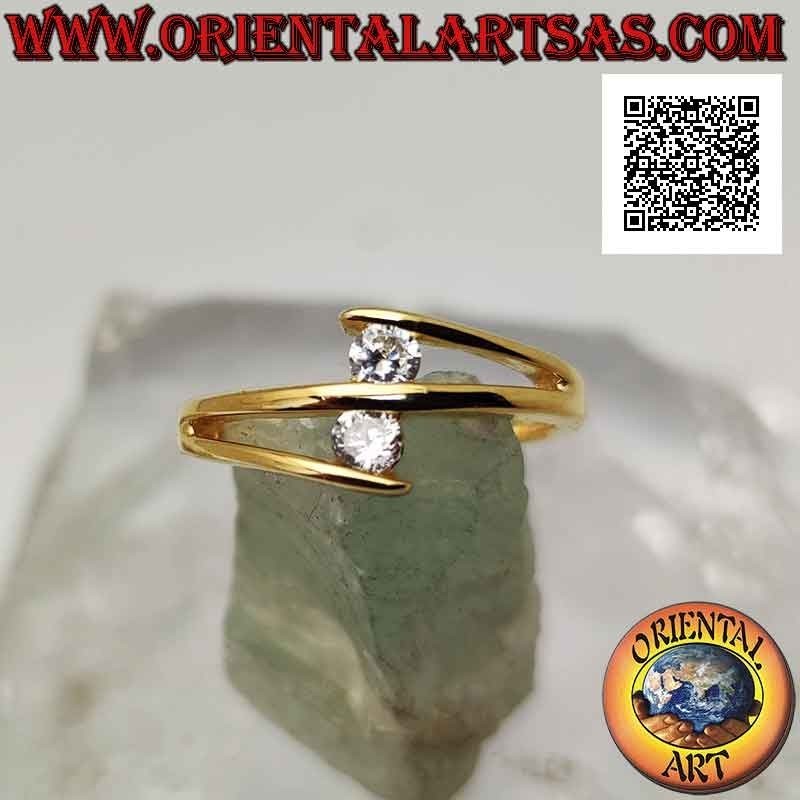Anello in argento placcato oro "montatura contrarié" con due zirconi tondi a taglio brillante