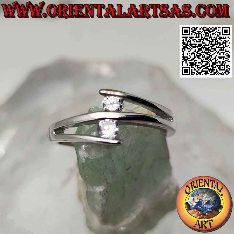 Bague en argent "sertissage contrarié" avec deux zircons ronds taillés en brillant