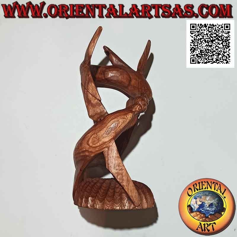 Portabottiglie scultura di una coppia di delfini a spirale in gioco avvolgente in legno di suar