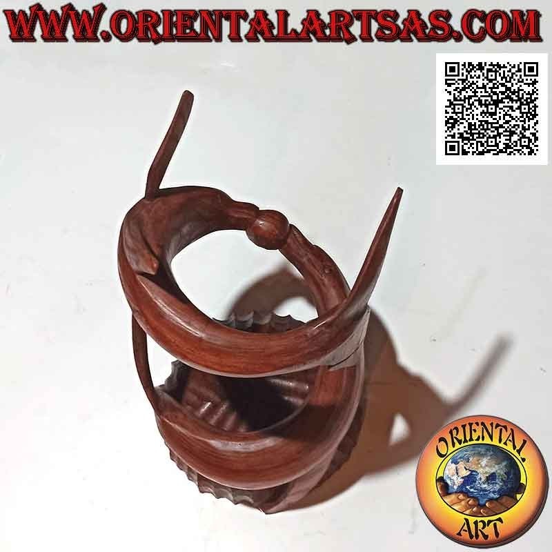 Portabottiglie scultura di una coppia di delfini a spirale in gioco avvolgente in legno di suar