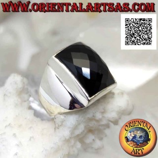 Bague en argent avec onyx rectangulaire arrondi facetté sur monture lisse avec cadran en relief