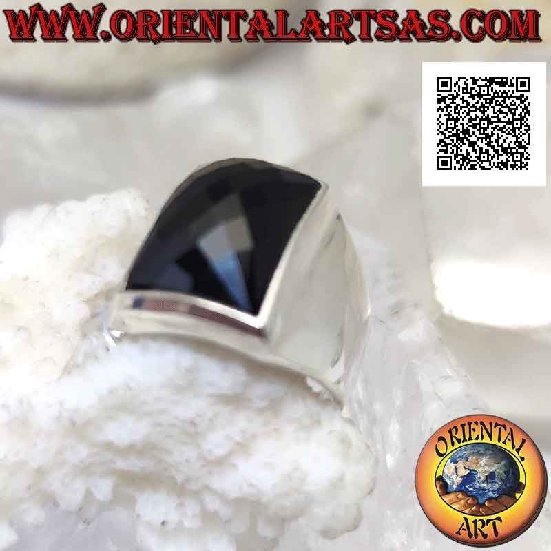 Anello in argento con onice rettangolare bombata sfaccettata su montatura liscia con quadrante rialzato