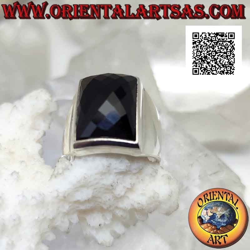 Anillo de plata con ónix rectangular redondeado facetado sobre montura lisa con esfera en relieve