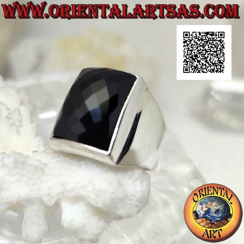 Anello in argento con onice rettangolare bombata sfaccettata su montatura liscia con quadrante rialzato
