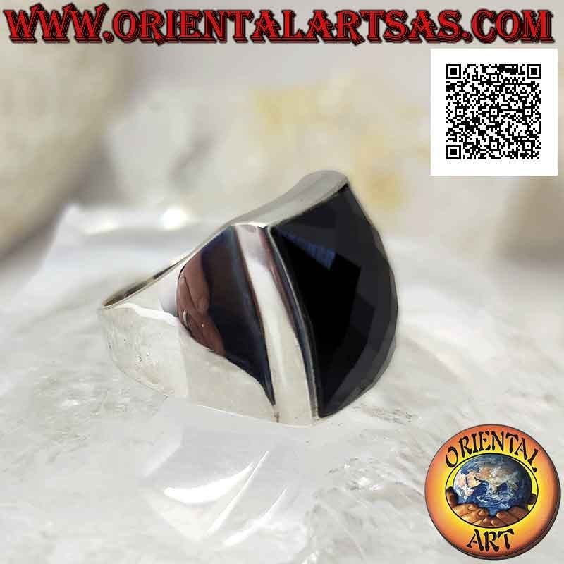Anello in argento con onice rettangolare bombata sfaccettata su montatura liscia con quadrante rialzato