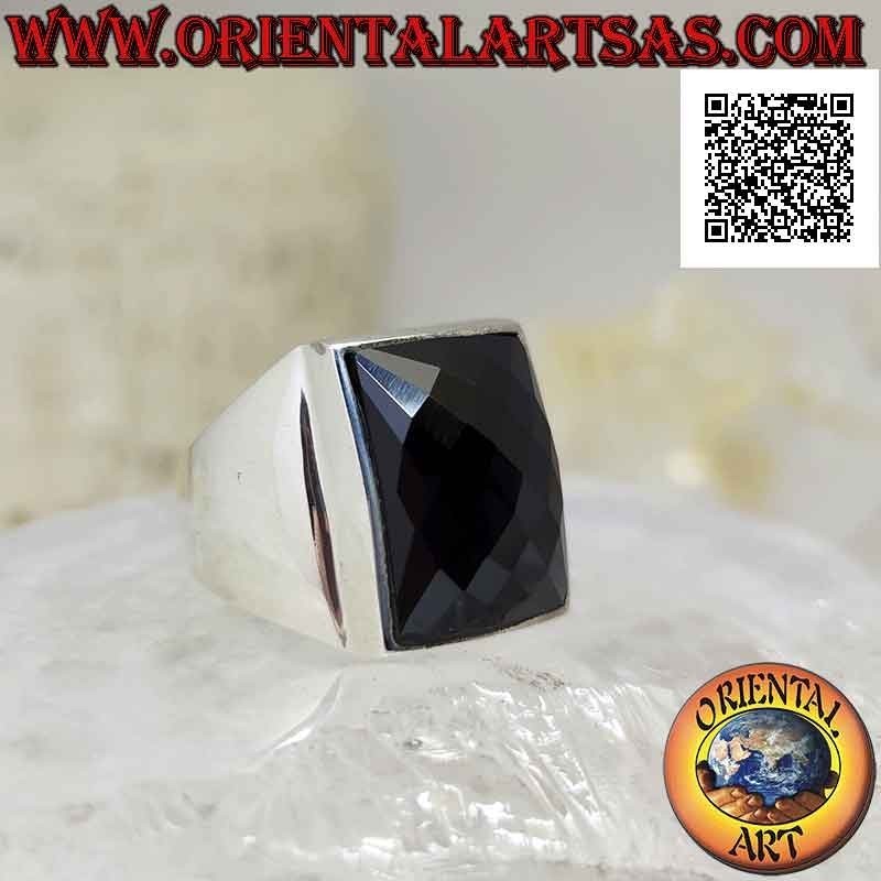 Anillo de plata con ónix rectangular redondeado facetado sobre montura lisa con esfera en relieve