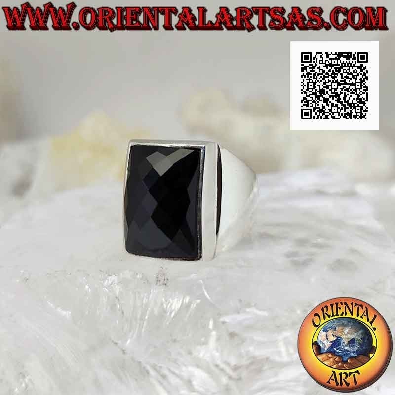 Anillo de plata con ónix rectangular redondeado facetado sobre montura lisa con esfera en relieve