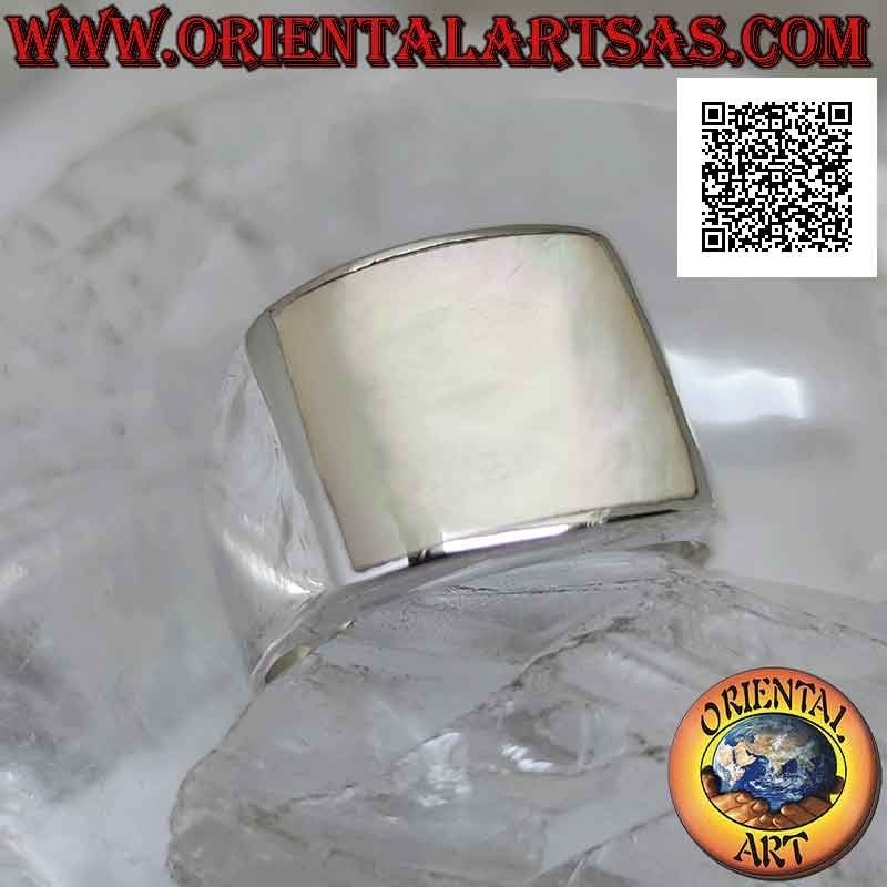 Anillo de plata curvada lisa con nácar cuadrado a ras del borde