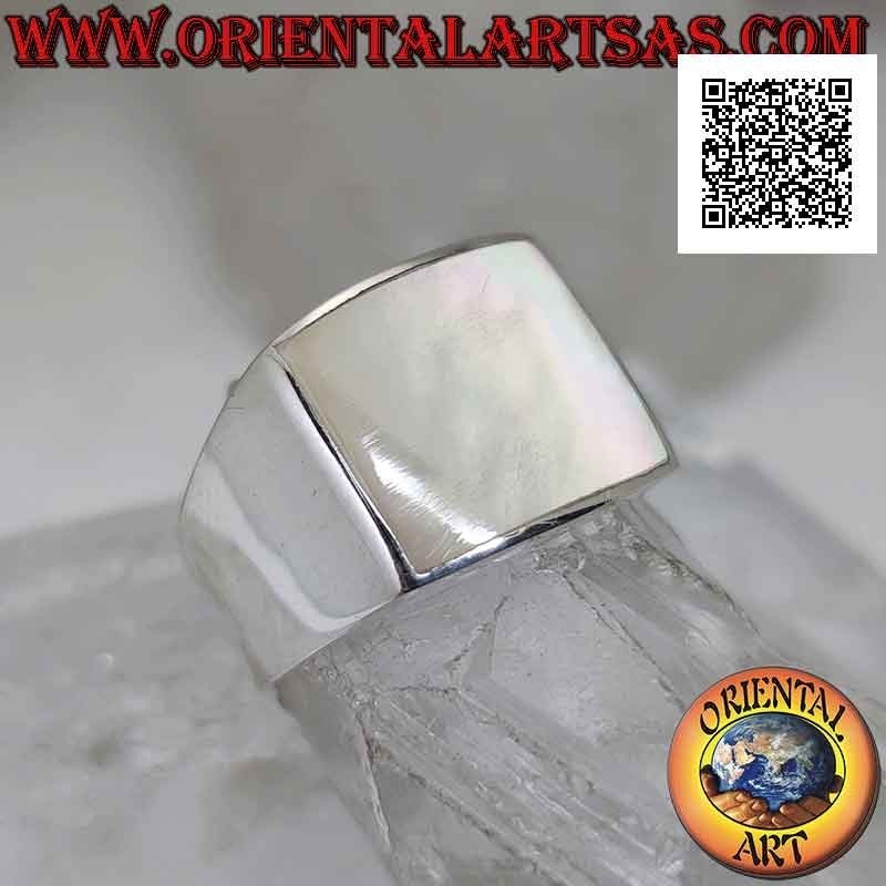 Bague en argent incurvé lisse avec nacre carrée affleurant le bord