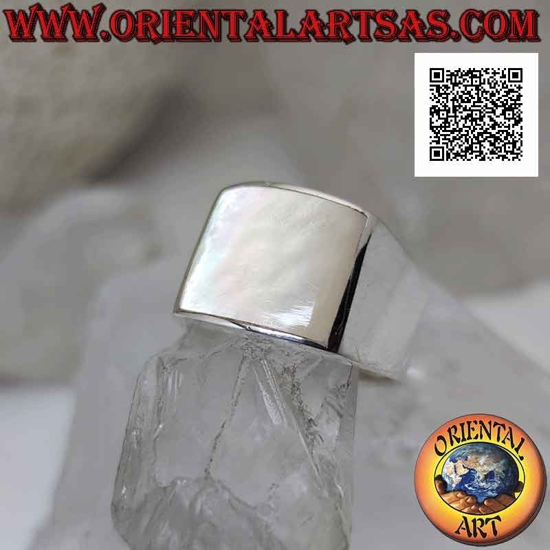 Anillo de plata curvada lisa con nácar cuadrado a ras del borde