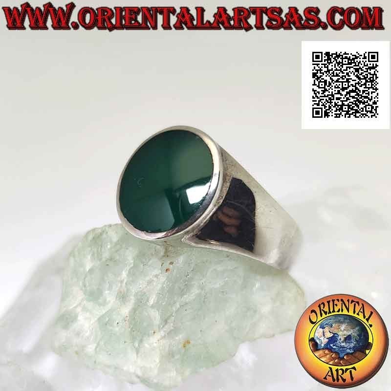 Anillo de plata con ágata verde ovalada al ras con borde ligeramente levantado en engaste liso