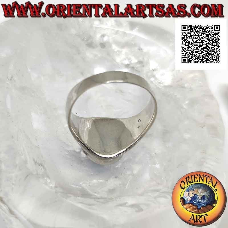 Anello in argento con agata verde ovale a filo bordo leggermente rialzata su montatura liscia